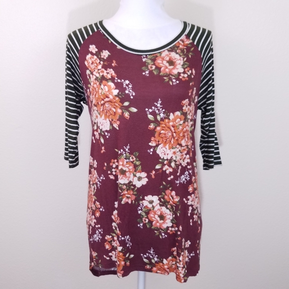 Honey and Lace Tops - 🔥2/$15 Honey & Lace Floral Raglan Tee sz S